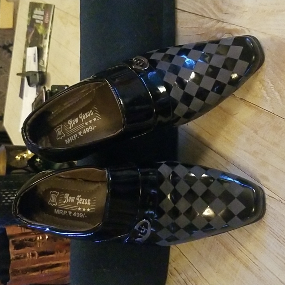 New Texon Mens size 5 shiny checkerboard shoes